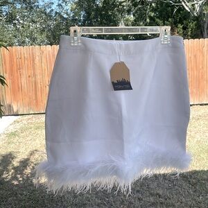 NWT mainstrip side zip feather trimmed white skirt, medium